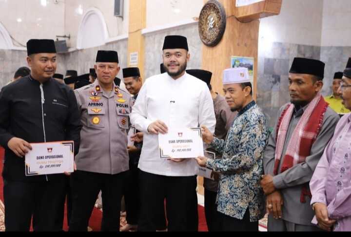 pemko-padang-serahkan-dana-operasional-rt/rw-rp1-miliar-lebih