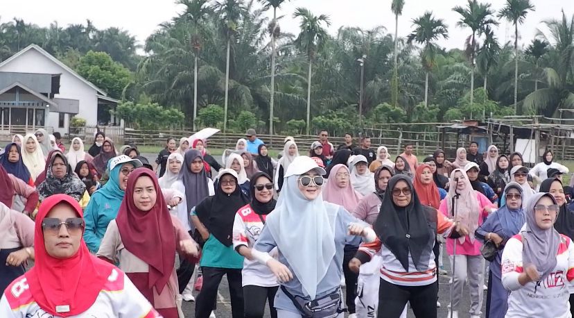 ratusan-warga-antusias-ikuti-jalan-sehat-go-healthy-2025-bersama-lisda-hendrajoni-di-air-haji
