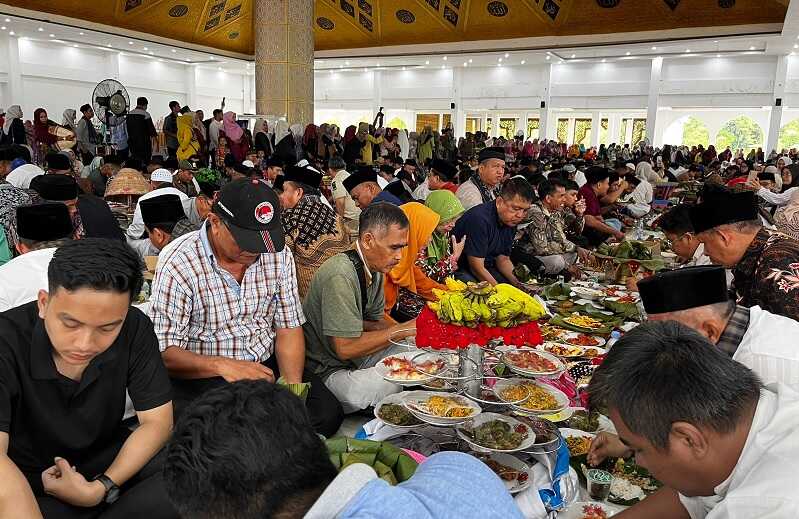 ribuan-warga-ikuti-puncak-festival padang-pariaman-mauluik-gadang