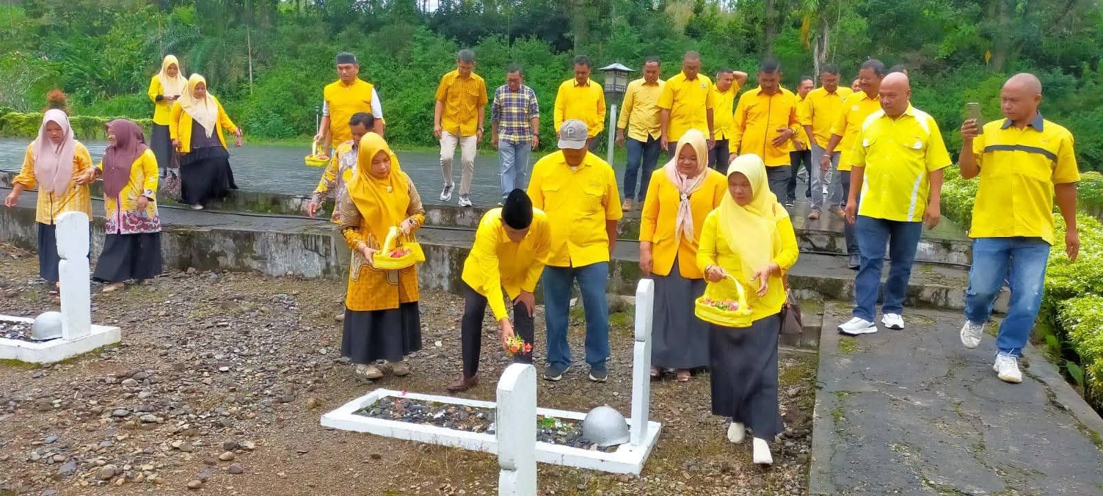 golkar-pasaman-gelar-ziarah-dan-tabur-bunga-peringati-hut-ke-61
