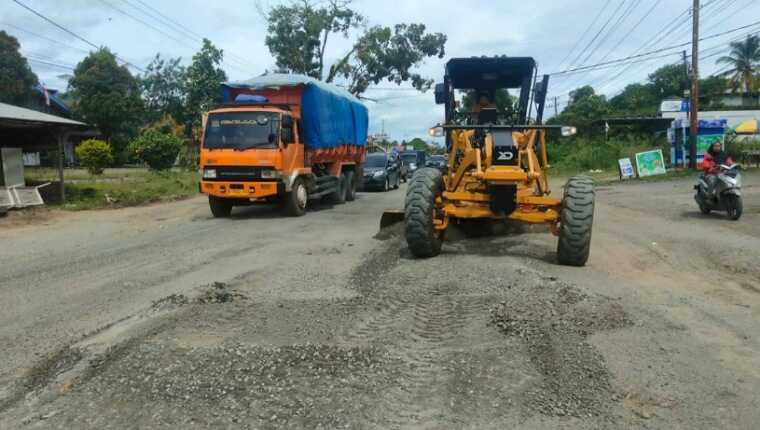 ruas-jalan-lintas-sumatera-km-3-pulau-punjung-dharmasraya-diperbaiki