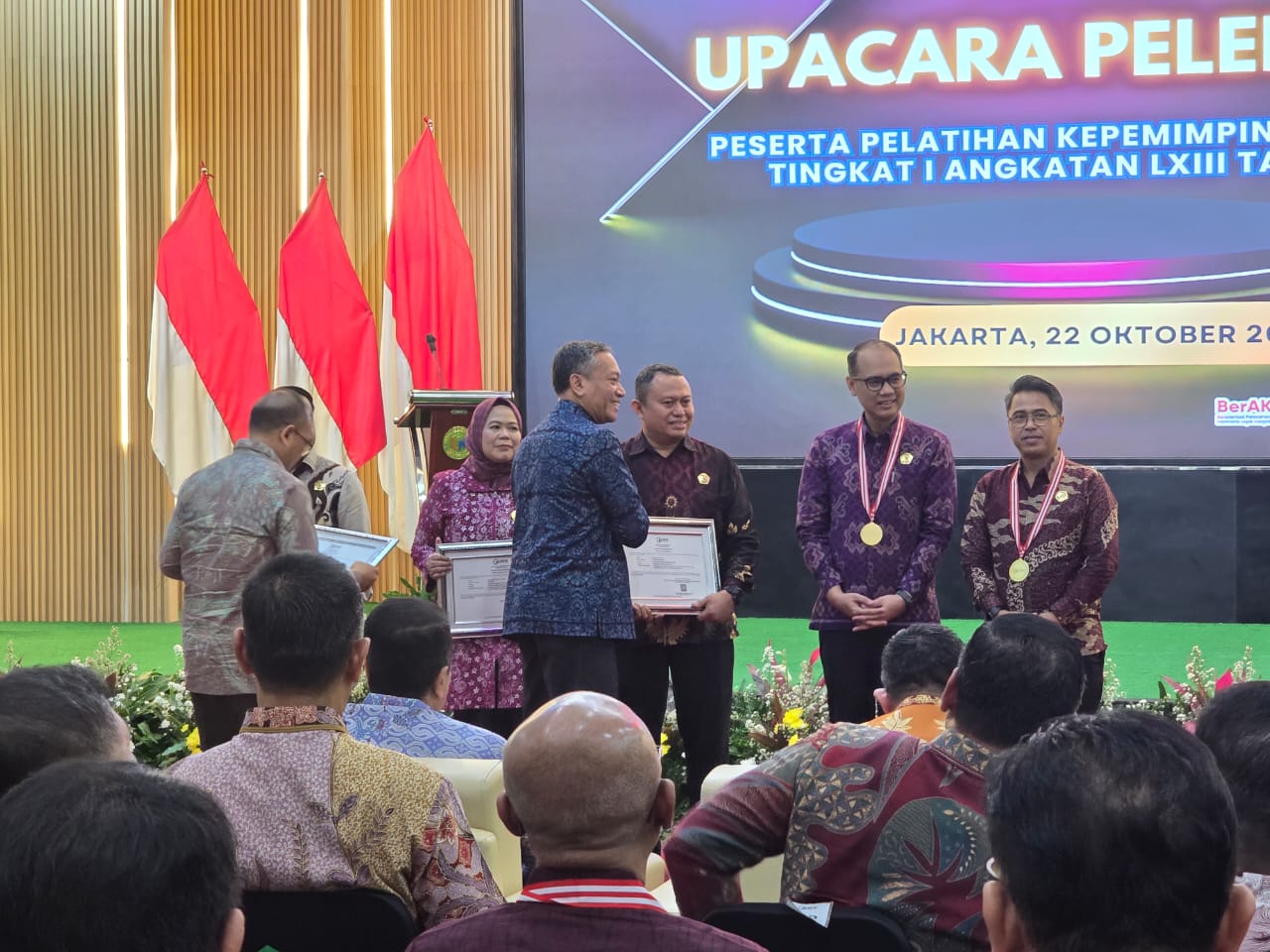 mursalim,-kepala-kesbangpol-sumbar-raih-prestasi-nasional-dalam-proper-expo-pkn-i-lan-ri-2025