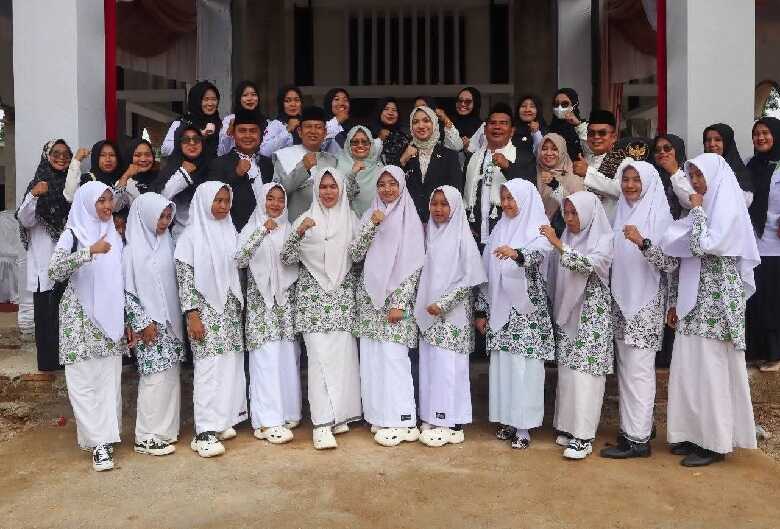 bupati-annisa-dipercaya-jadi-inspektur-upacara-hari-santri-2025-di-ponpes-al-barokah-koto-padang