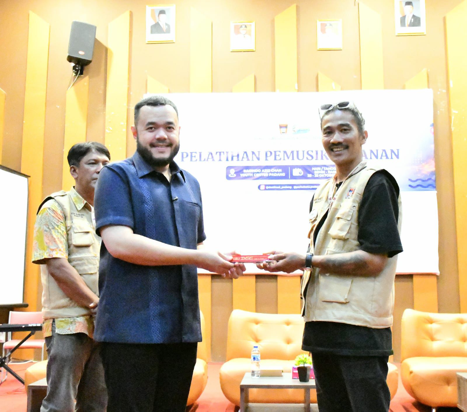 pemusik-jalanan-di-padang-didorong-naik-kelas