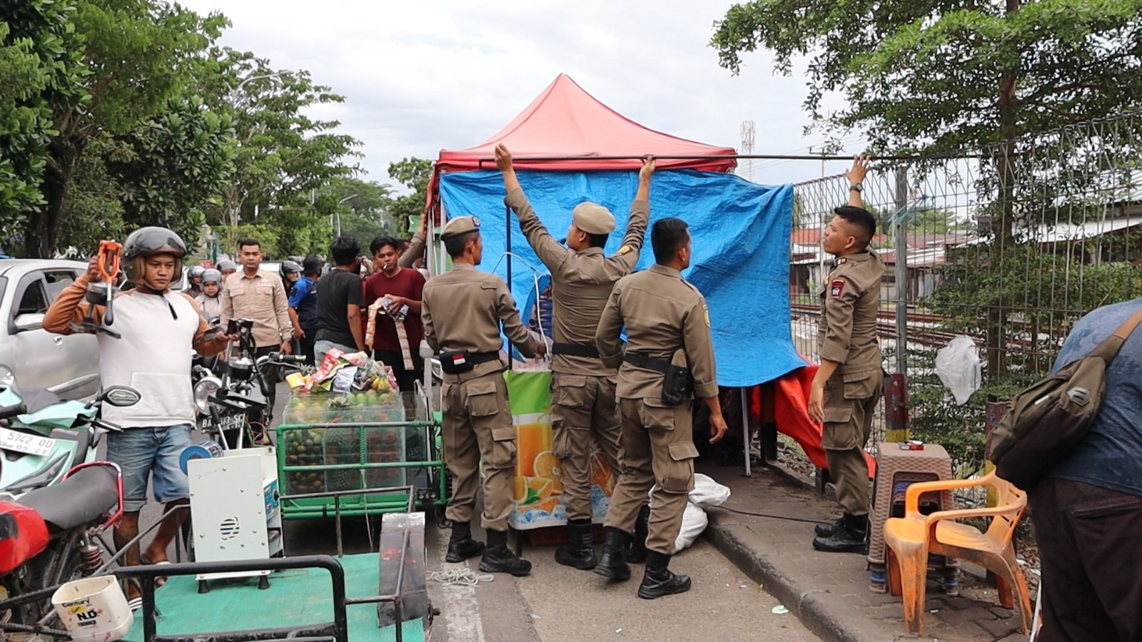 macet-tak-kunjung-reda,-satpol-pp-padang-tertibkan-pkl-di-tabing,-satu-pemuda-diamankan-usai-ancam-petugas