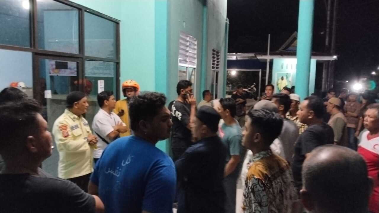 ratusan-warga-datangi-kantor-pln-selatpanjang