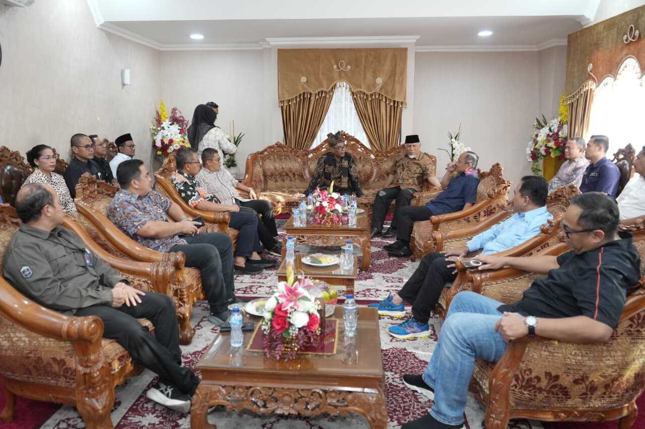 ditarik-ke-pusat-posisi-yuni-daru-winarsih-sebagai-kajati-sumbar-digantikan-eks-jaksa-kpk-muhibuddin 