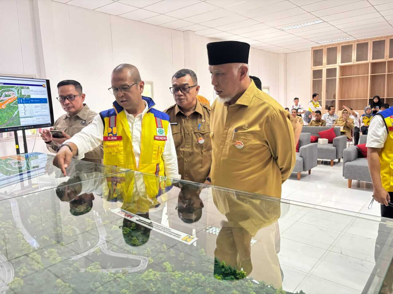 gubernur-dan-kemenko-blusukan-ke-sitinjau-lauik,-kejar-tuntaskan-izin-lahan-yang-molor-dari-target-awal