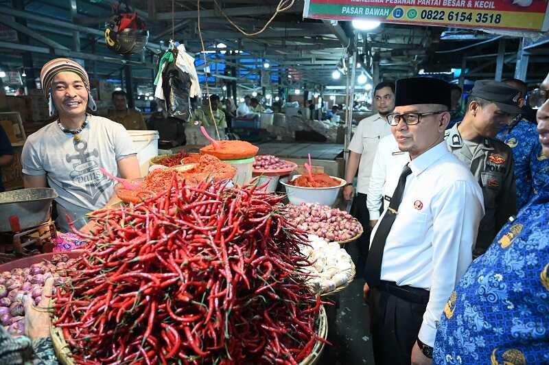 harga-cabai-merah-mencekik,-wawako-bukittinggi-ibnu-asis-turun-ke-pasar
