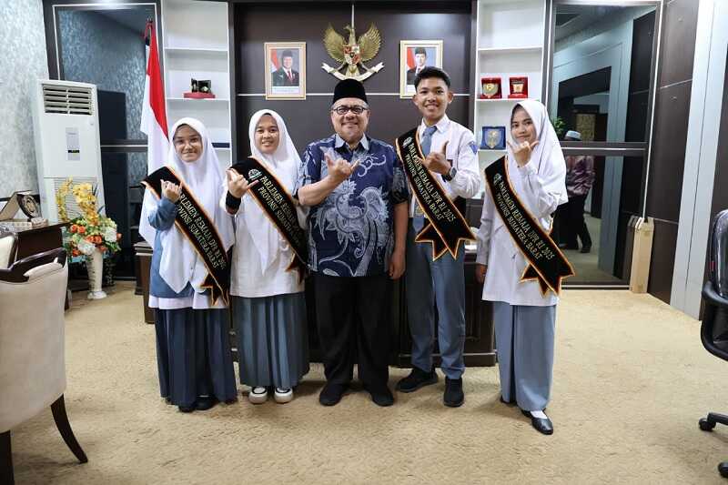 muhidi-dukung-empat-pelajar-sumbar-ikuti-parlemen-remaja-2025