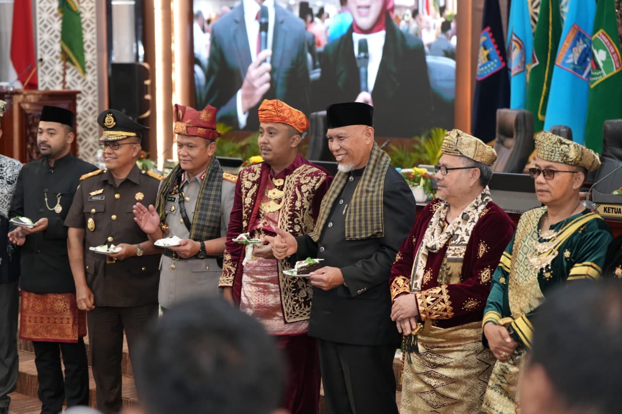 rapat-paripurna-hari-jadi-ke-80-sumbar,-gubernur-mahyeldi:-berpacu-sekuatnya-tumbuhkan-perekonomian-daerah