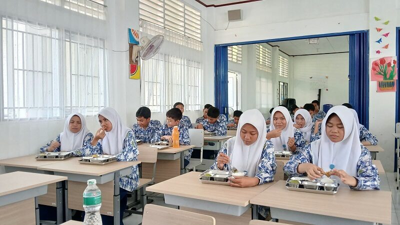 mbg-di-smp-13-padang,-bantu-ekonomi-siswa 
