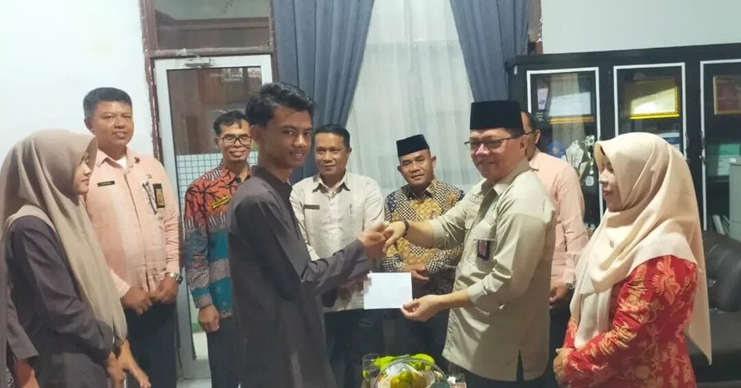 kakan-kemenag-sawahlunto-beri-reward-pelajar-man