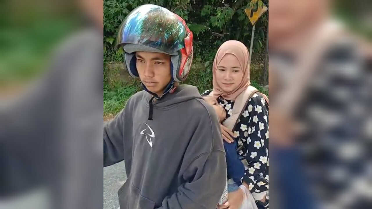 buah-sawit-berjatuhan-dari-truk,-aspal-kelok-44-jadi-perangkap-bagi-pengendara-motor