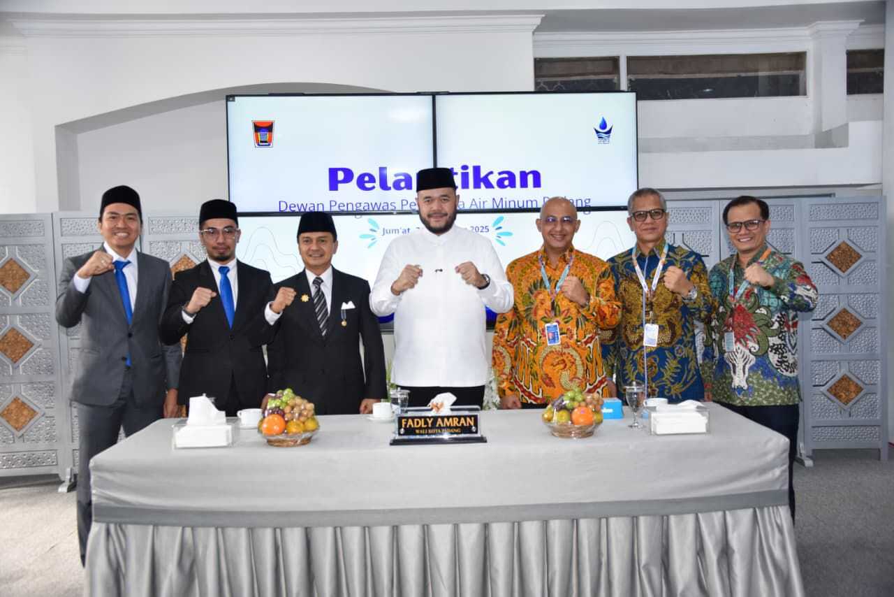 tiga-dewan-pengawas-perumda-am-padang-resmi-dilantik,-wako-fadly-amran-tekankan-profesionalitas