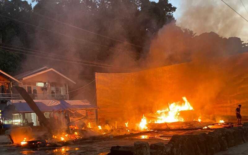 monumen-kapal-wisata-siti-nurbaya-di-batang-arau-terbakar