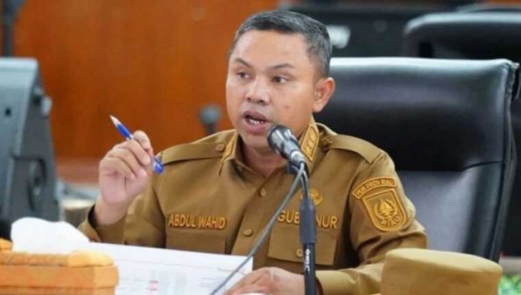 gubernur-riau-abdul-wahid-turut-diamankan-dalam-ott-kpk-di-pekanbaru