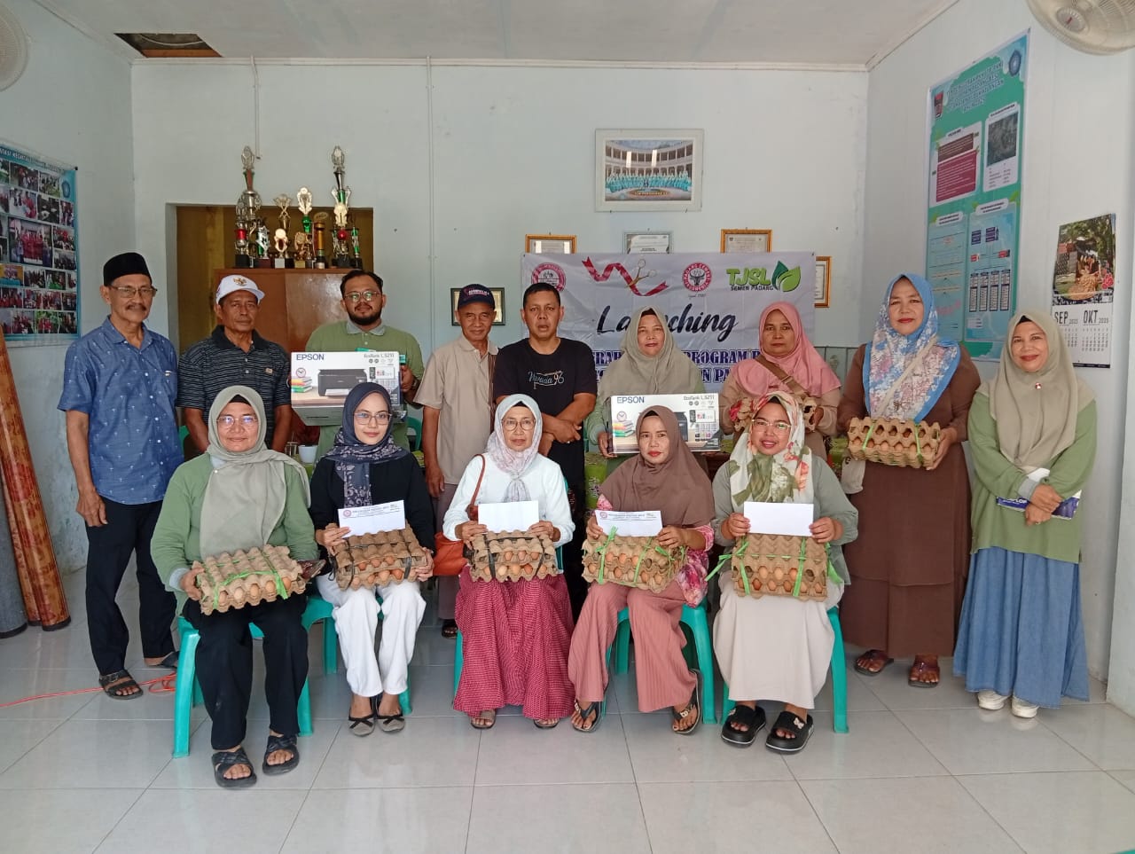 “dari-posyandu-ke-pemberdayaan-ekonomi:-forum-nagari-padang-besi-salurkan-bantuan-csr-pt-semen-padang-untuk-warga”