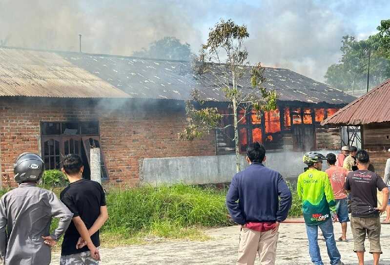 rumah-alimzen-di-koto-hilalang-ampek-angkek-hangus-terbakar