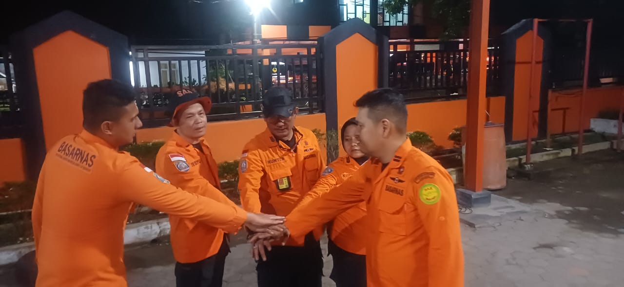 diterjang-badai-di-laut-tiku,-dua-nelayan-hilang,-tim-basarnas-padang-bergerak-cepat-di-tengah-gelombang-2,5-meter