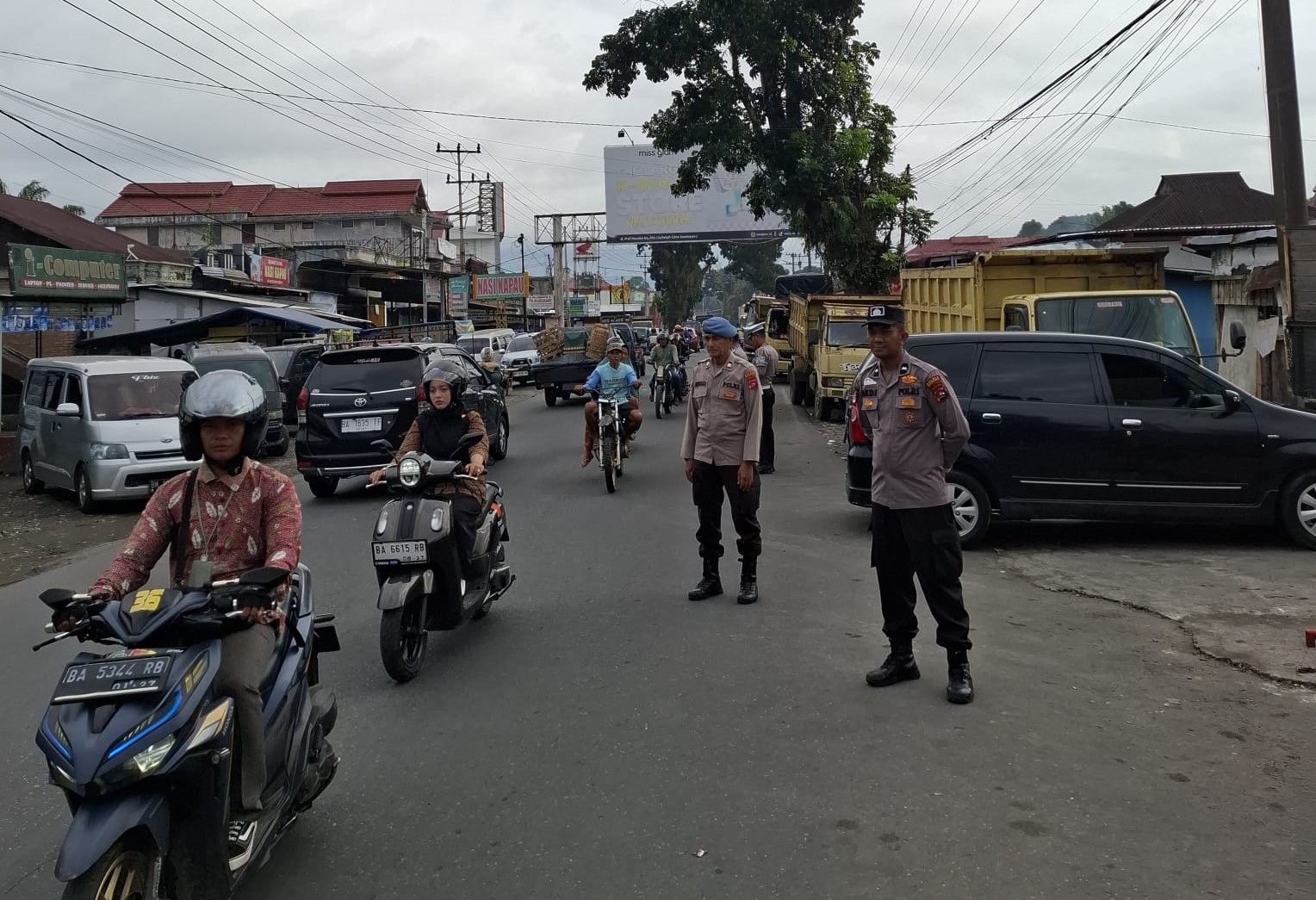 antisipasi-kemacetan-dan-penyalahgunaan-bbm-bersubsidi,-polres-pasbar-siagakan-personel-disejumlah-spbu
