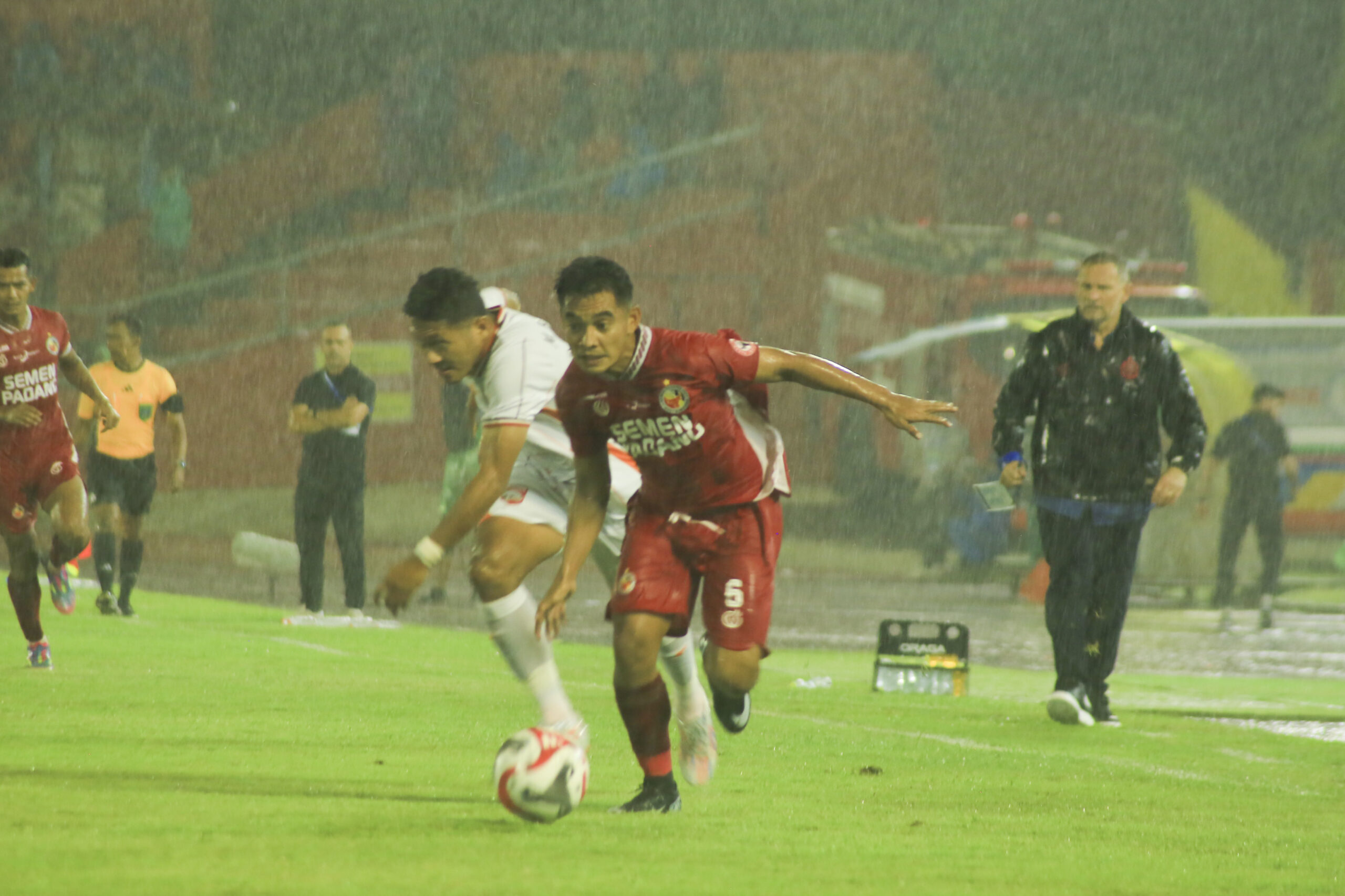dejan-antonic-akui-kualitas-pemain-semen-padang-fc-masih-jauh-dari-borneo