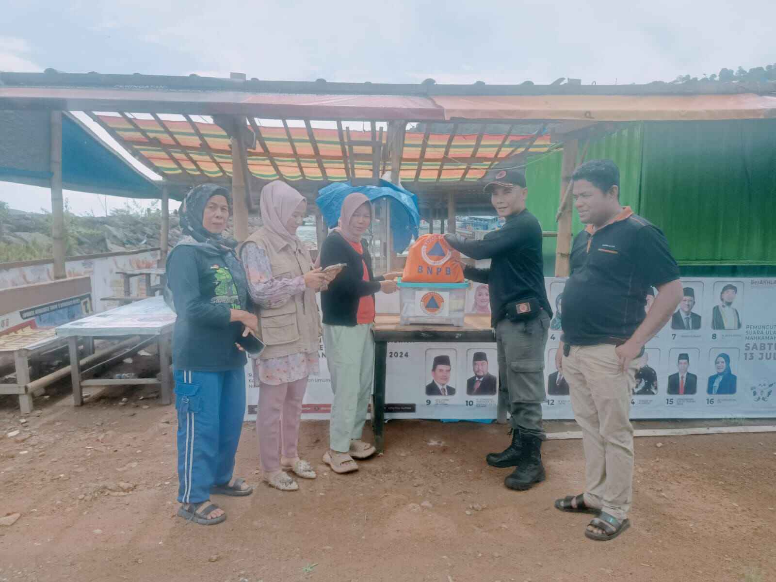 bpbd-kota-padang-serahkan-bantuan-kepada-warga-terdampak-angin-puting-beliung-di-bungus-teluk-kabung