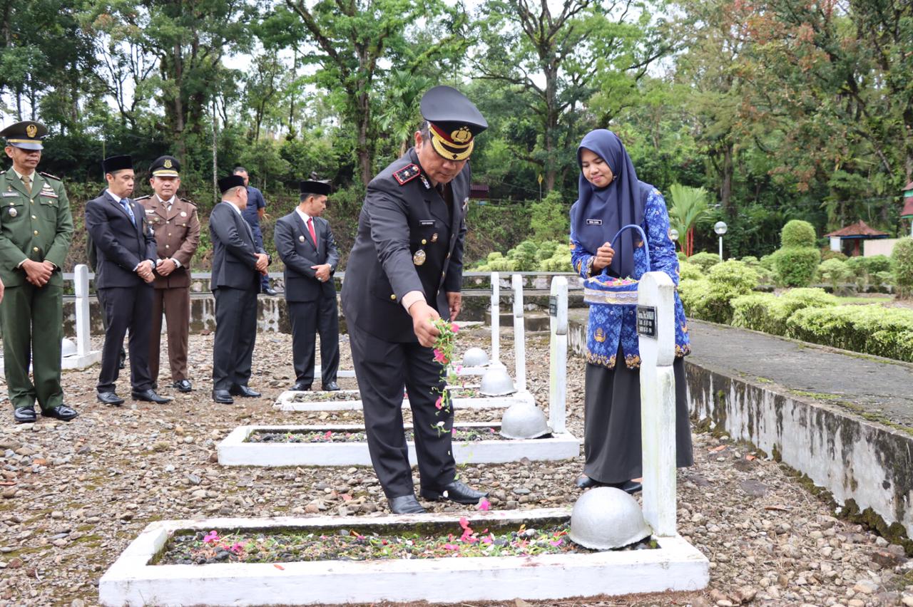 polres-pasaman-gelar-ziarah-rombongan-peringati-hari-pahlawan-ke-80-di-tmp-suhada-bhakti