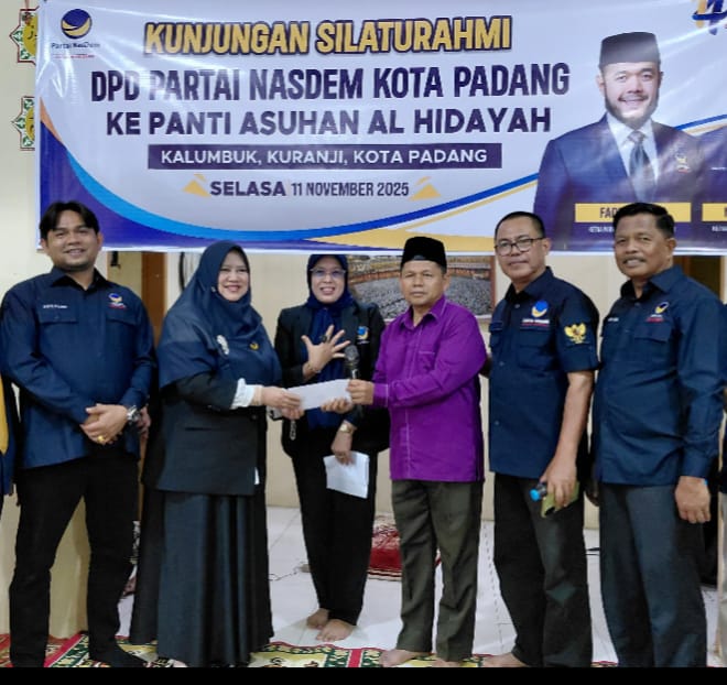 peringati-hut-ke-14,-nasdem-padang-serahkan-sembako-dan-santuni-puluhan-anak-yatim