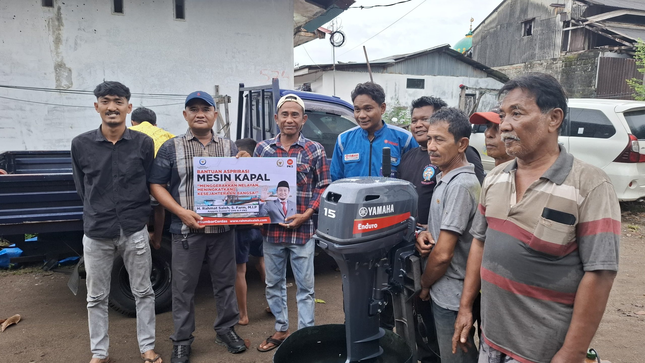 legislator-rahmat-saleh-serahkan-mesin-tempel-untuk-nelayan-di-air-tawar-barat