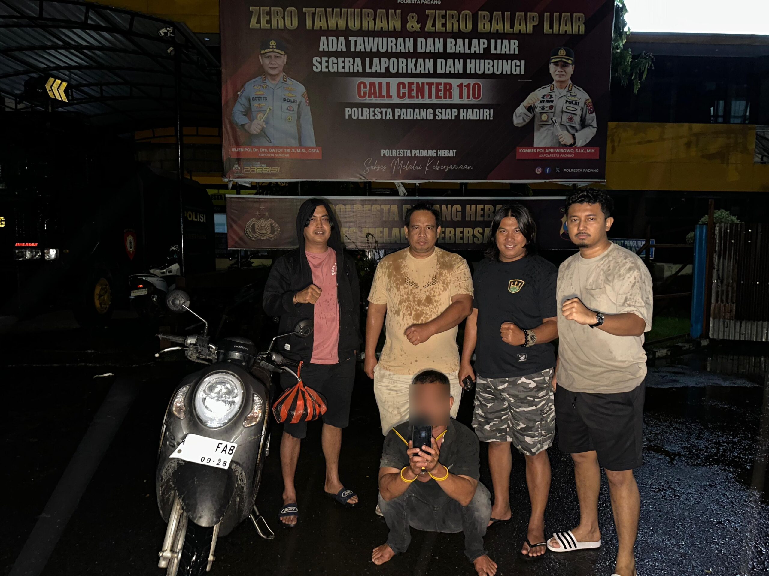 aksi-ketahuan,-buruh-harian-lempar-hp-ke-orang-lain