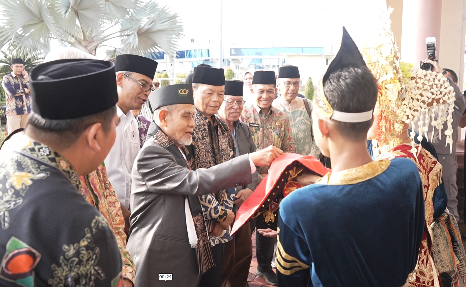 semarak-konferensi-wakaf-internasional,-rombongan-ponpes-gontor-tiba-di-padang