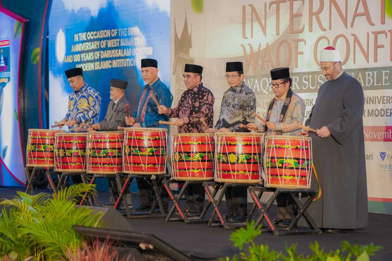 indonesia-harus-jadi-pusat-wakaf-modern:-konferensi-wakaf-internasional-padang-dibuka-meriah,-hadirkan-tokoh-global
