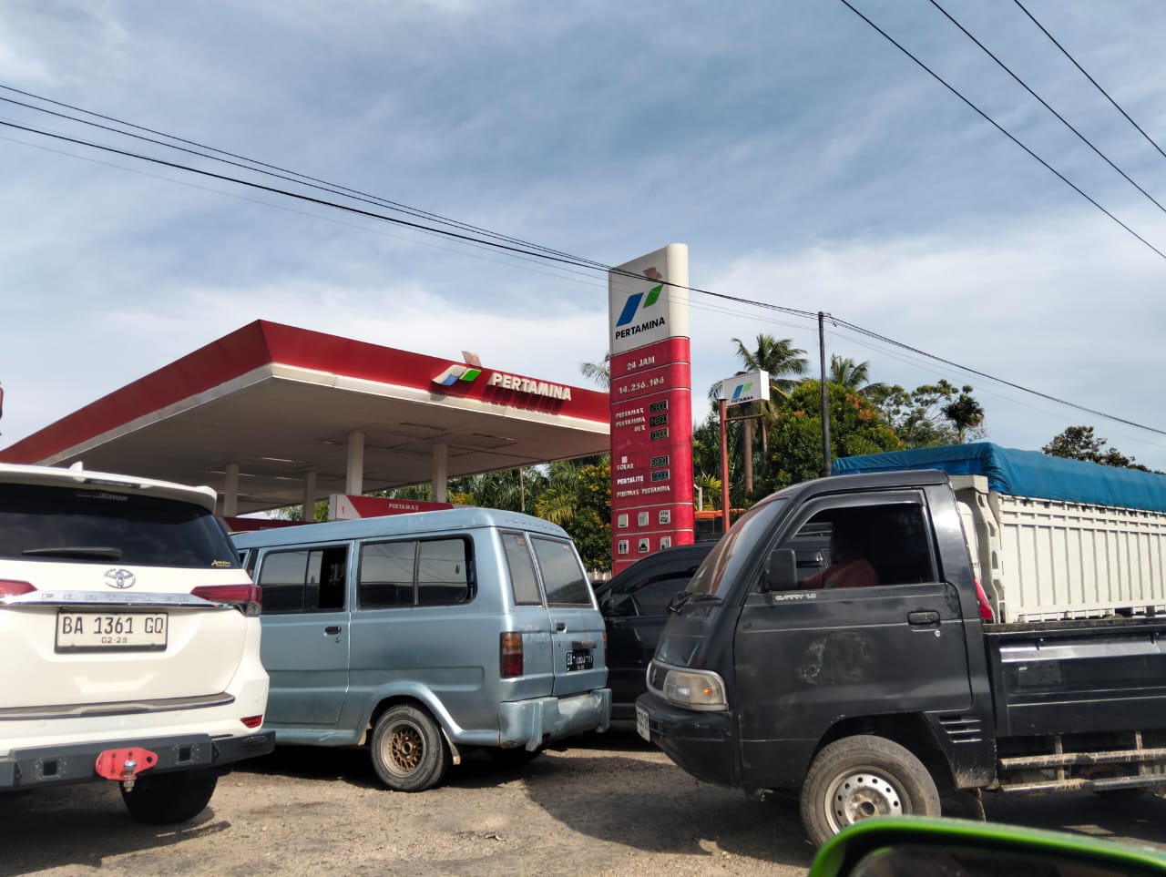 antrian-mobil-di-spbu-taratak-sutera-sebabkan-kemacetan,-pengendara-resah