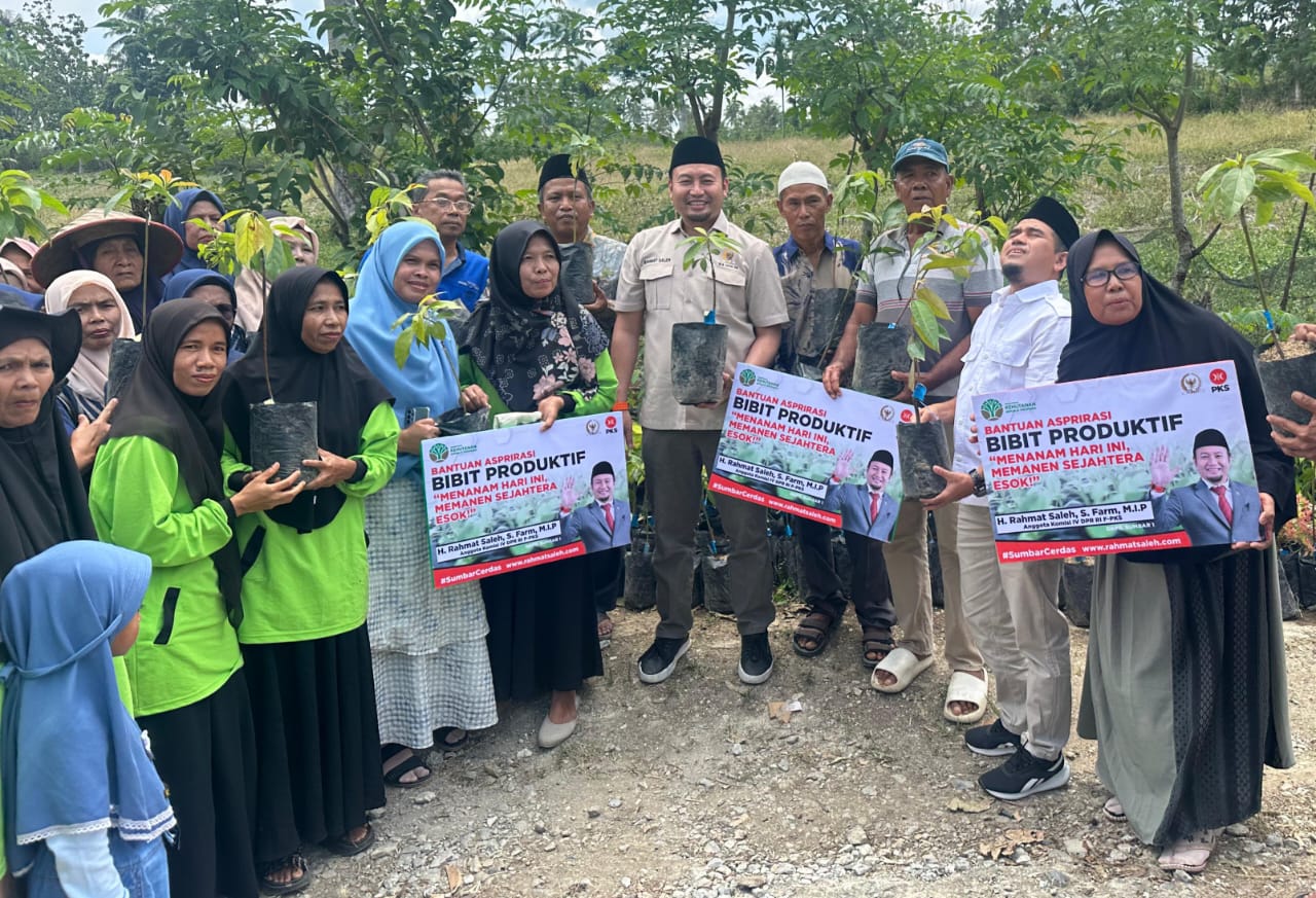 rahmat-saleh-serahkan-bantuan-bibit-untuk-petani-di-solok