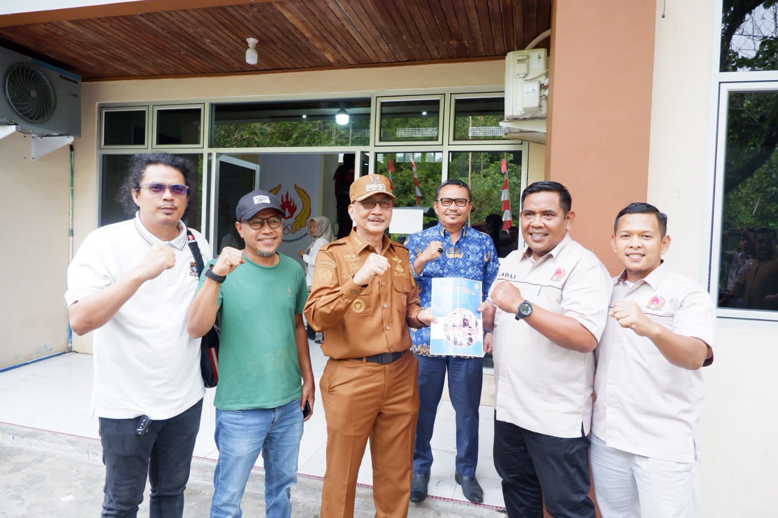 koni-pessel-serahkan-sk-kepengurusan-2025–2029,-bupati-hendrajoni-tekankan-profesionalisme-dan-prestasi