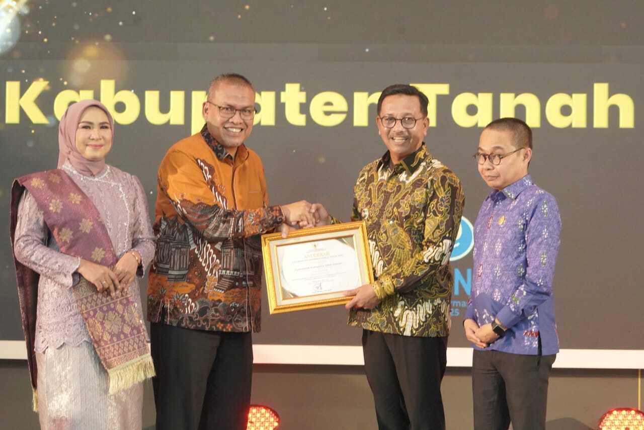 solok-selatan-raih-predikat-badan-publik-informatif,-peringkat-tiga-terbaik-di-sumbar