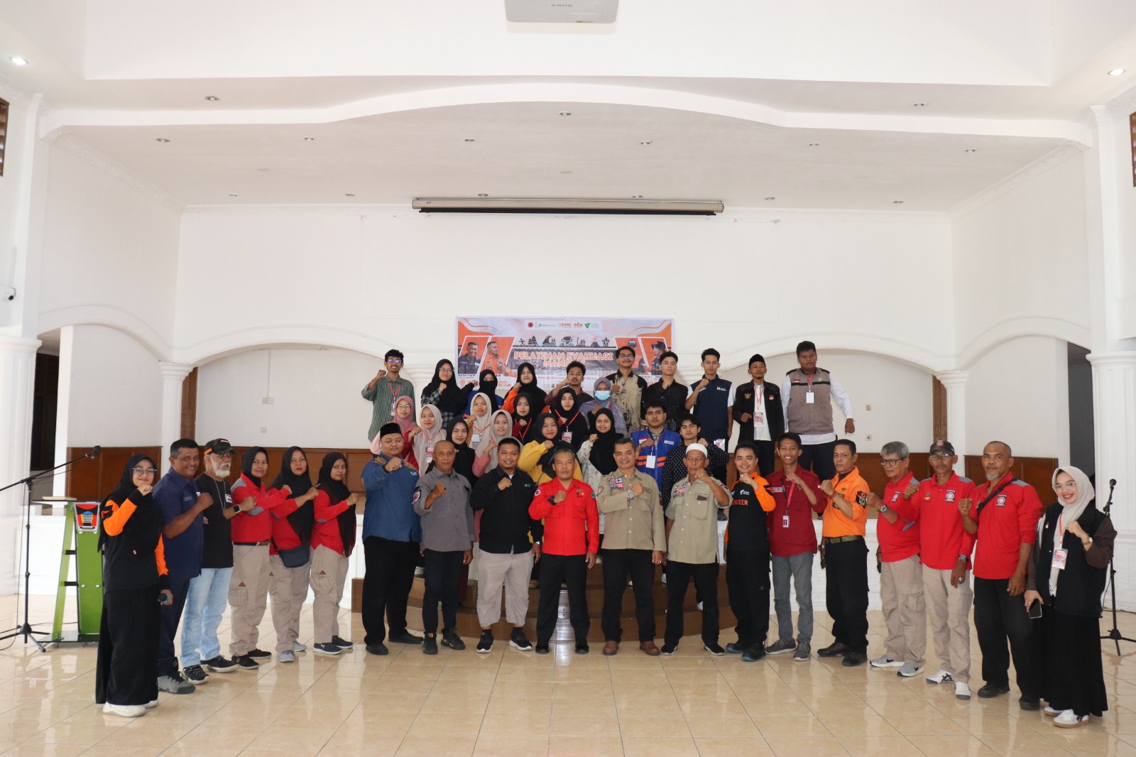 dompet-dhuafa-singgalang-latih-relawan-evakuasi-bencana