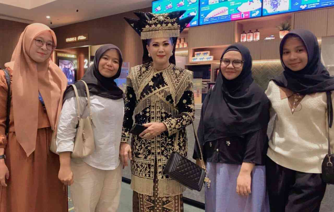 diburu-penonton,-“nia”-tayang-perdana-di-padang:-kisah-tragis-yang-menggetarkan-hati-hadir-di-layar-lebar