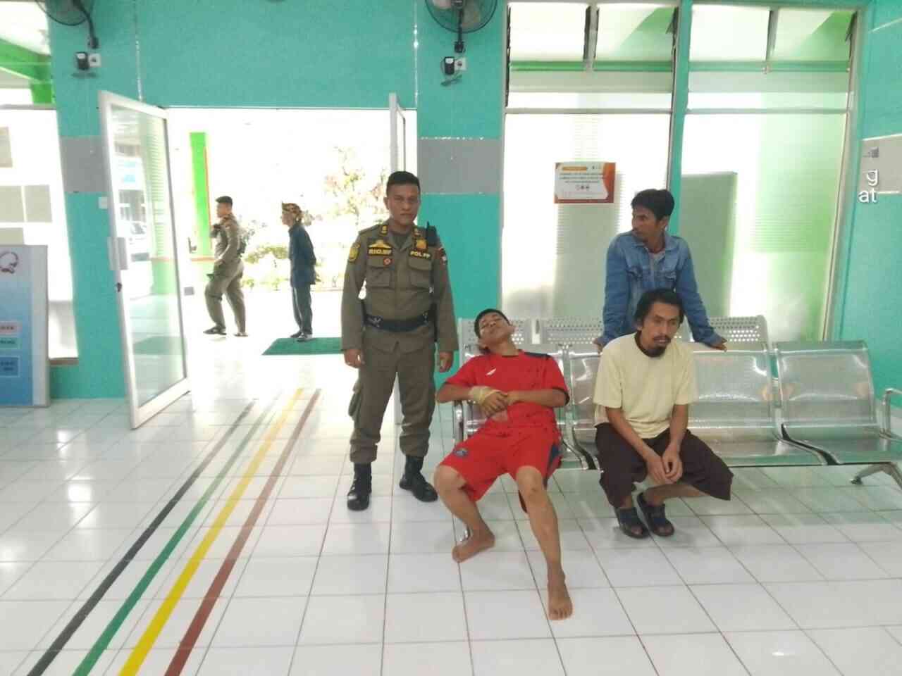 sat-pol-pp-kota-padang-evakuasi-odgj-ke-rumah-sakit-jiwa-hb-sanin