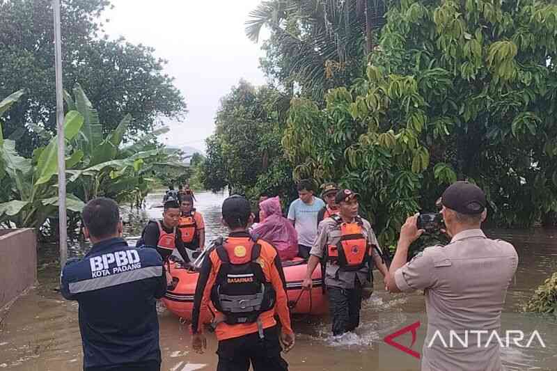 banjir-landa-kota-padang,-tim-sar-lakukan-evakuasi