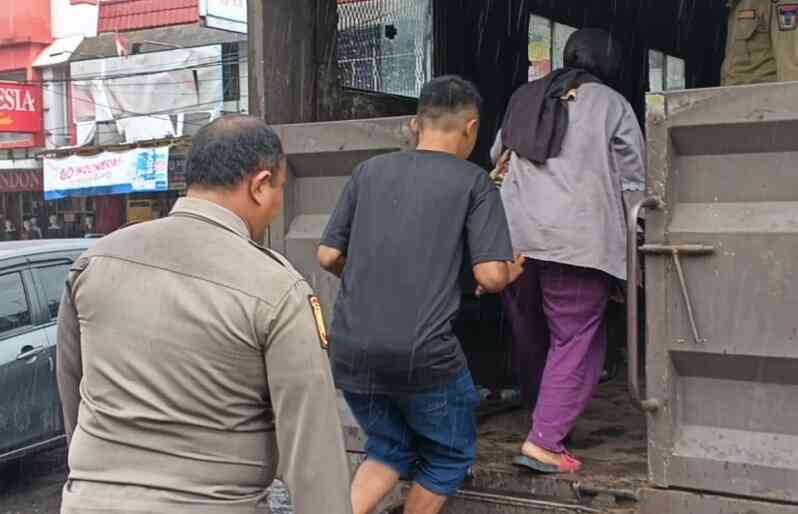 tertipu-info-loker,-satu-keluarga-asal-jakarta-terlantar-di-padang