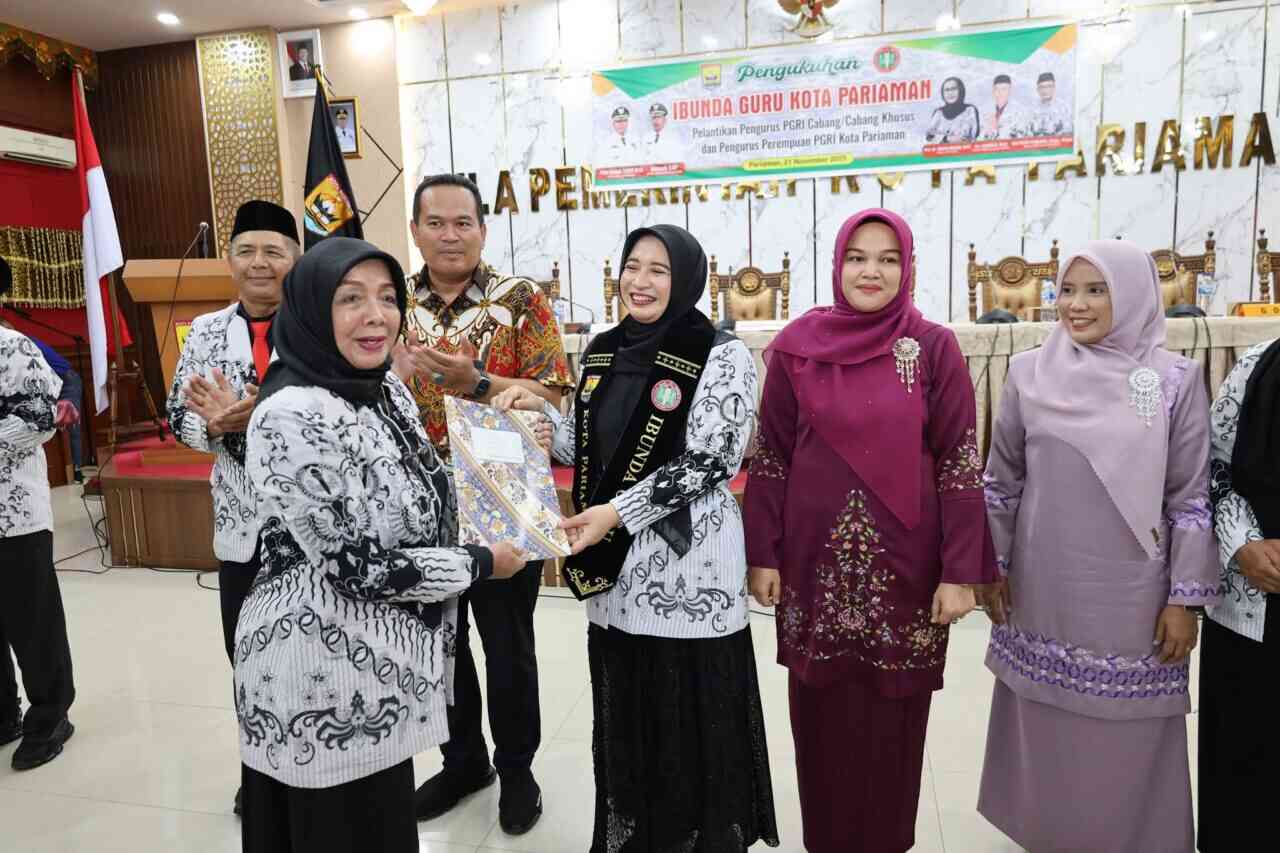 ny.yosneli-balad-dikukuhkan-sebagai-ibunda-guru-kota-pariaman