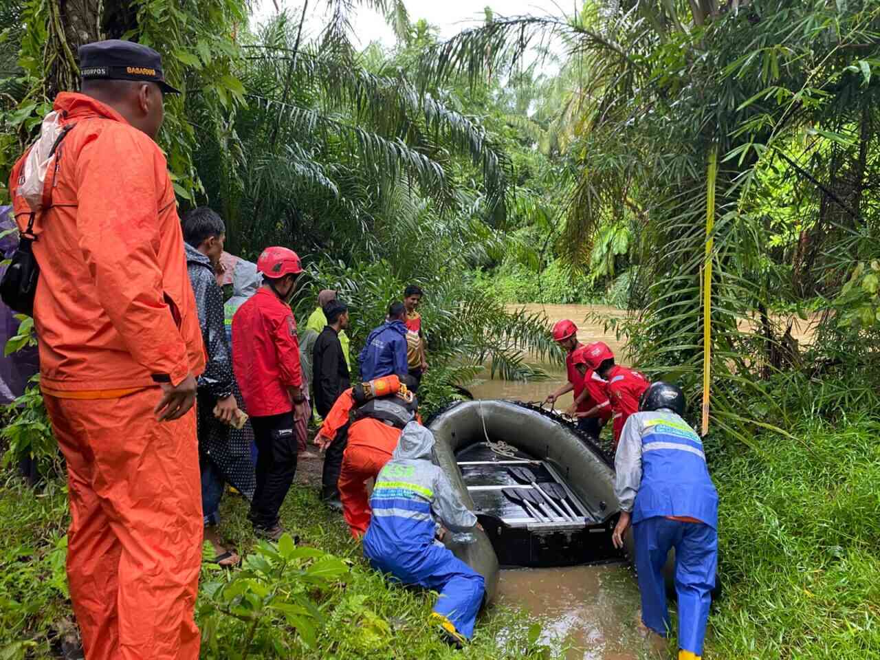 detik-detik-dramatis-penyelamatan-10-warga-terjebak-banjir-di-ladang-salareh-aia,-tim-sar-berpacu-dengan-hujan-deras