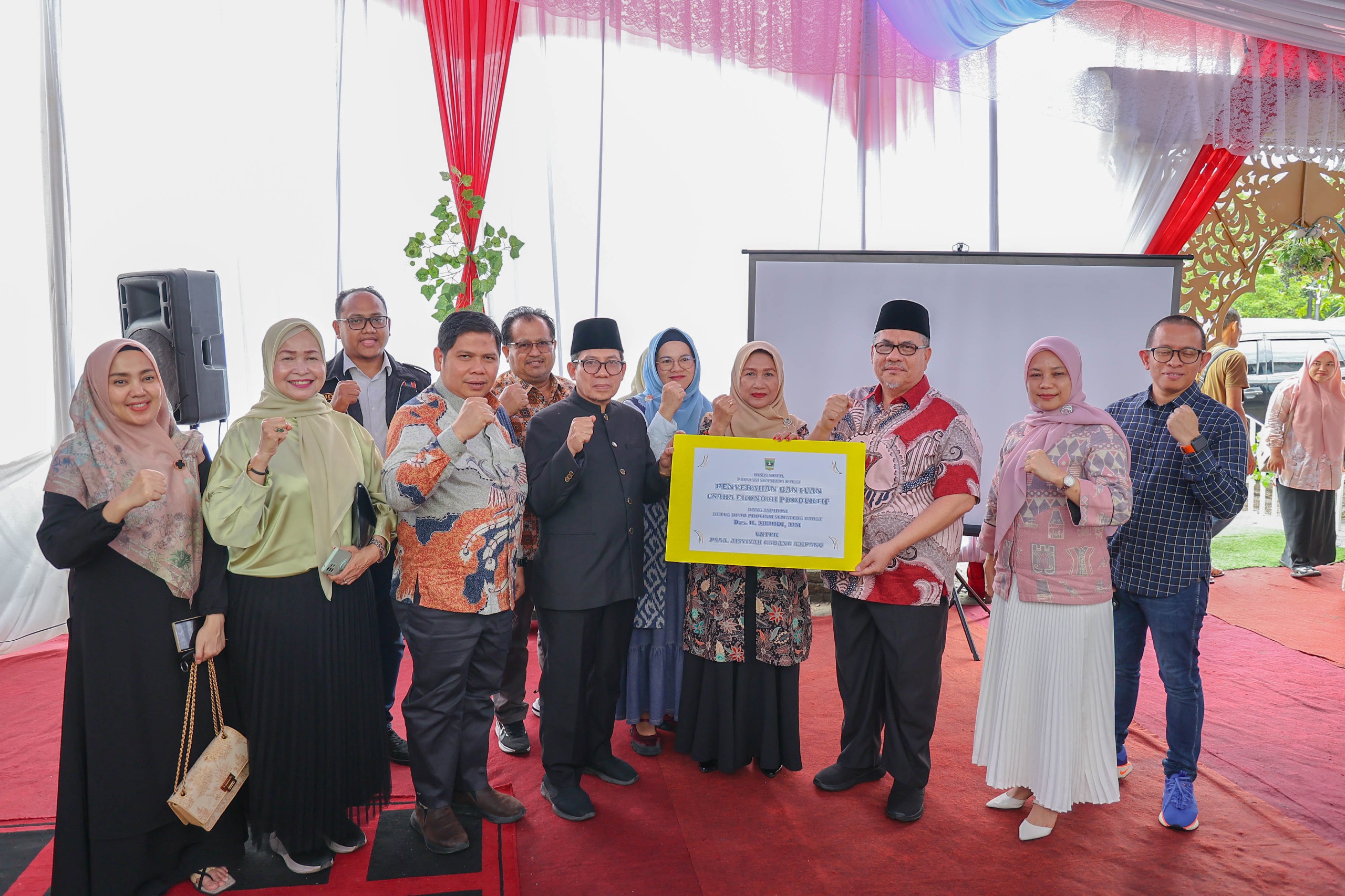 ketua-dprd-sumbar-muhidi-serahkan-bantuan-uep-untuk-perkuat-kemandirian-psaa-aisyiyah-ampang