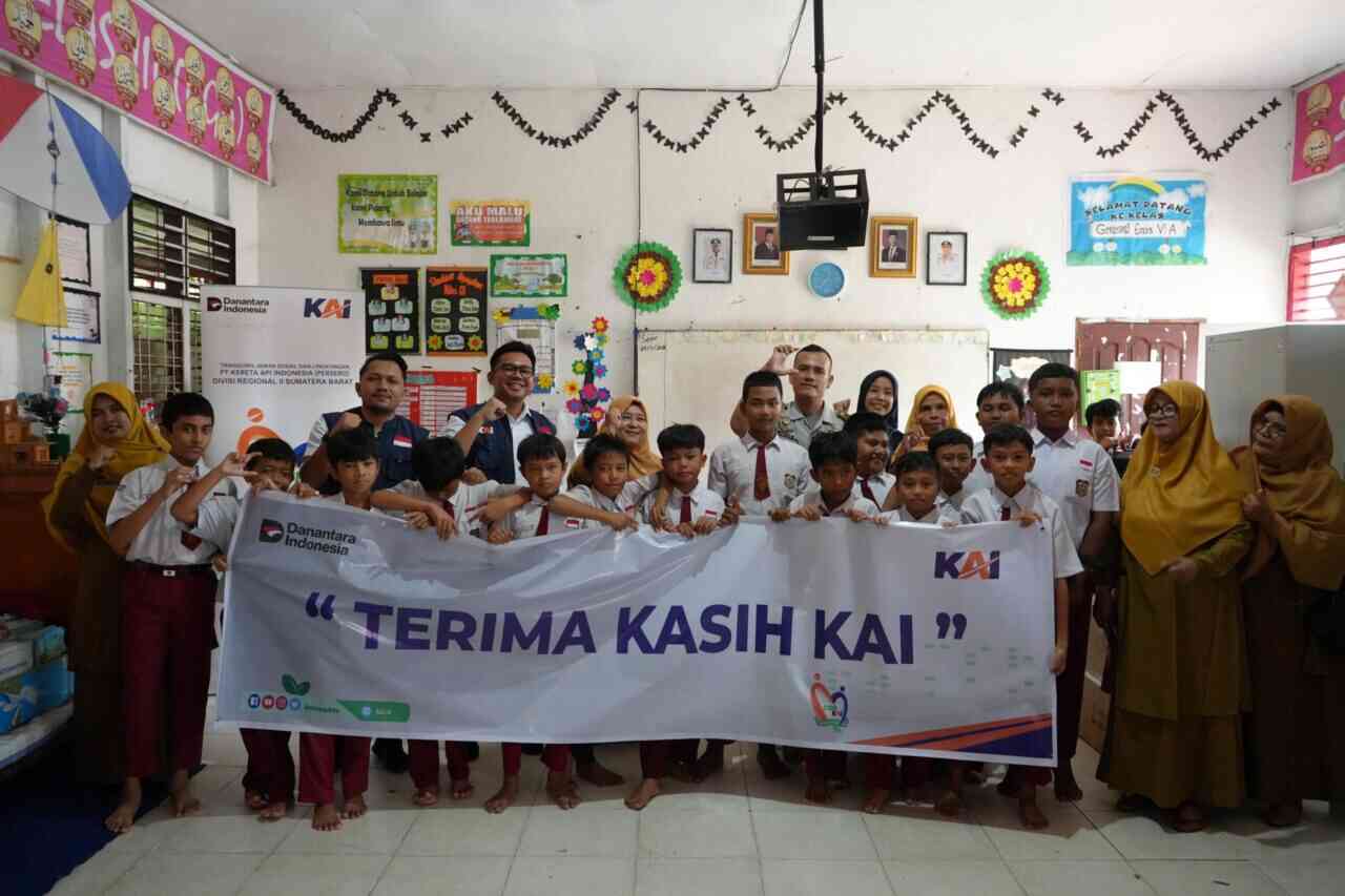 komitmen-berkelanjutan:-hingga-akhir-november-2025,-kai-divre-ii-sumbar-salurkan-lebih-dari-setengah-miliar-dana-tjsl