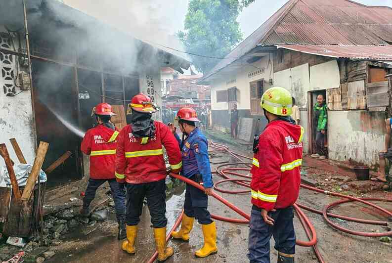 empat-petak-kontrakan-di-alang-laweh-padang-dilalap-api