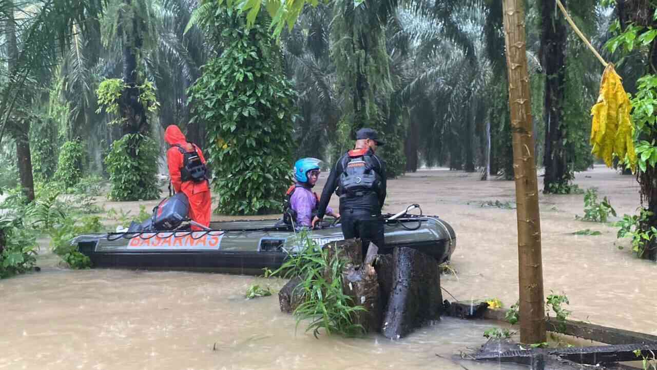 banjir-makin-menggila-di-padang–padang-pariaman-warga-terjebak,-tim-sar-padang-bergerak-dalam-hujan-badai