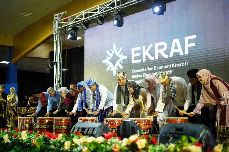 menteri-ekonomi-kreatif-resmikan-tanah-datar-ekraf-fest