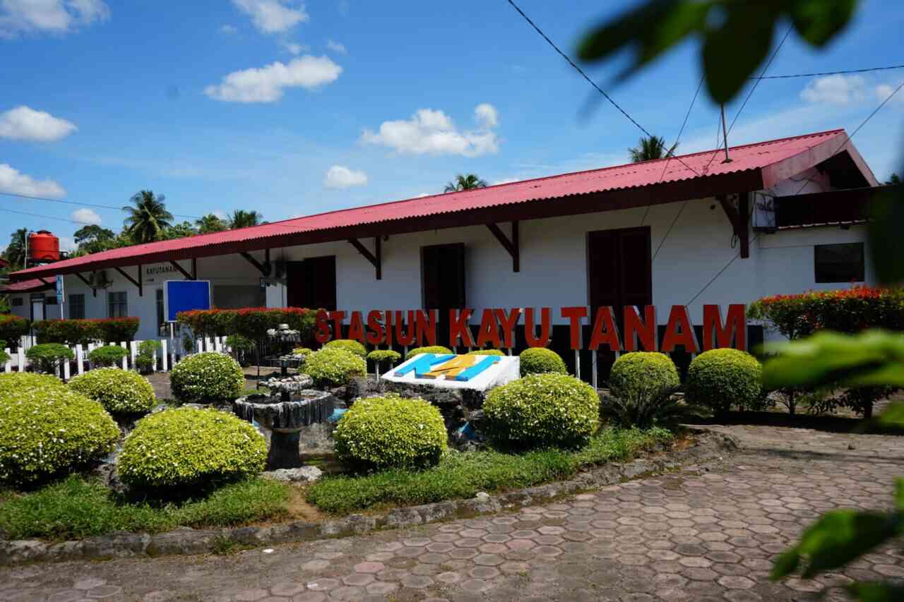stasiun-kayu-tanam:-simpul-sejarah,-pendidikan,-dan-mobilitas-padang